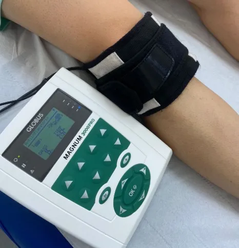 Apparecchio per magnetoterapia Globus Magnum 3000 Pro con la fascia applicata sul braccio