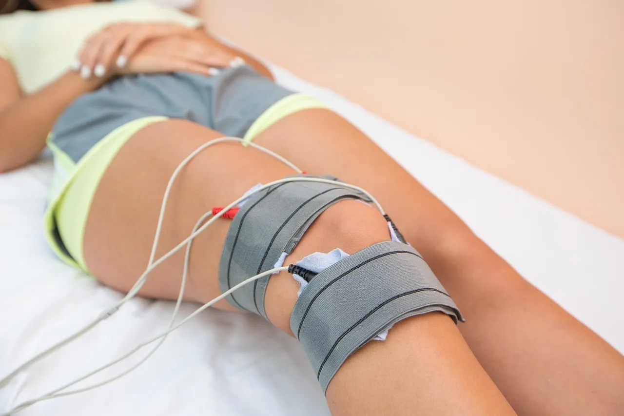 Elettrodi con fasce elastiche applicati sopra e sotto il ginocchio